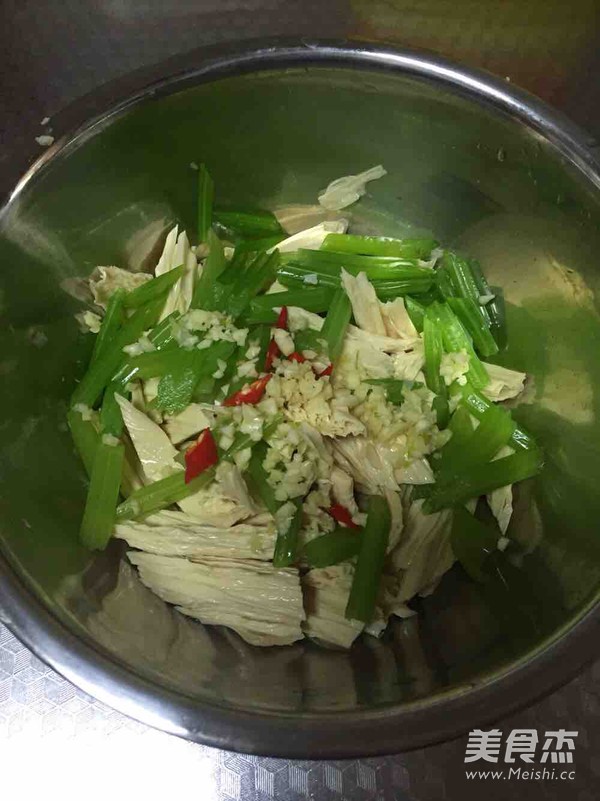香芹炝腐竹的做法步骤：2