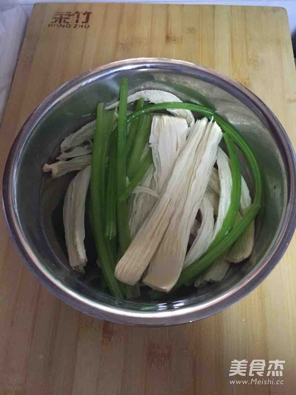 香芹炝腐竹的做法步骤：1