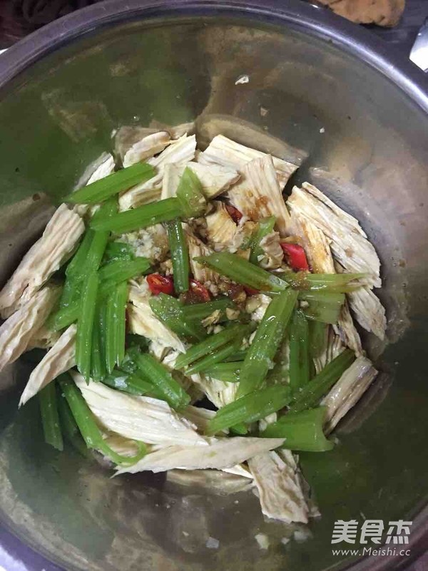 香芹炝腐竹的做法步骤：3