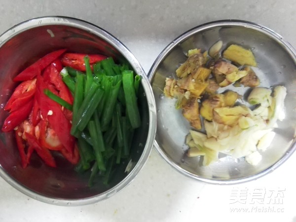 红烧罗非鱼的做法步骤：1