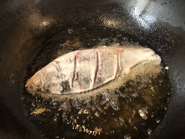 糖醋鲫鱼的做法步骤:5