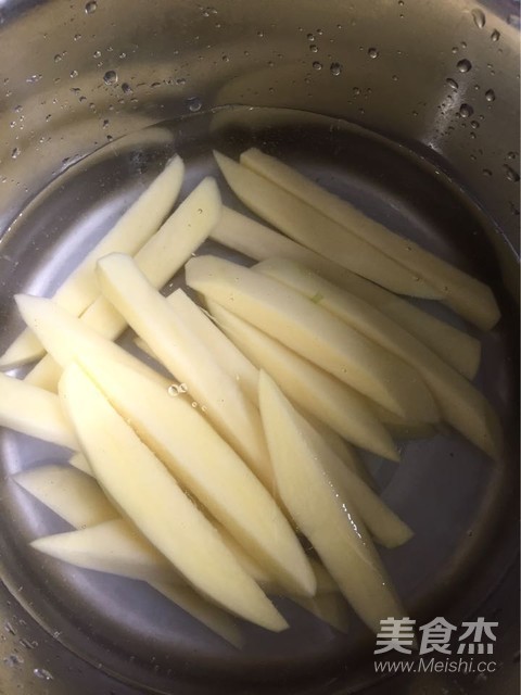 空气炸锅版酥脆炸薯条的做法步骤:2
