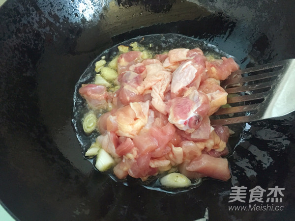 土豆酱鸡块的做法步骤：6