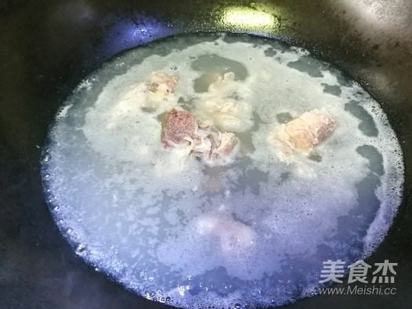 胡萝卜海带排骨汤的做法步骤：1