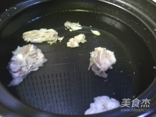 胡萝卜海带排骨汤的做法步骤:2