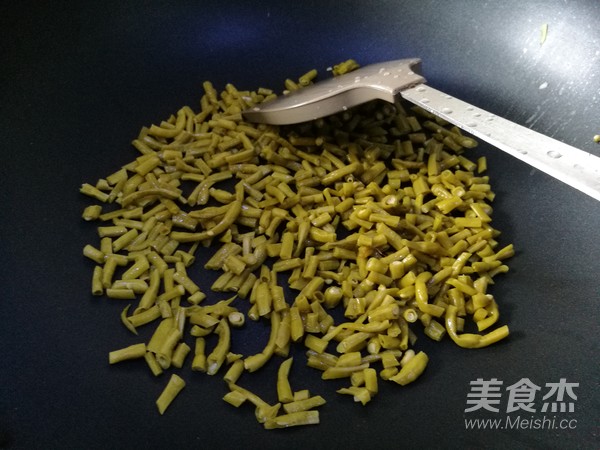 酸豆角炒牛肉末的做法步骤：6