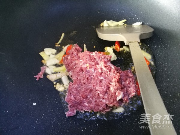 酸豆角炒牛肉末的做法步骤：9