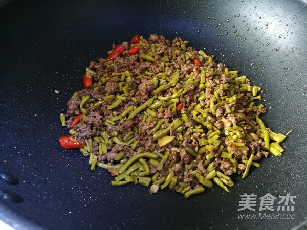 酸豆角炒牛肉末的做法步骤：12