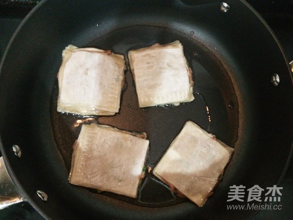 馄饨皮千层肉饼的做法步骤：12