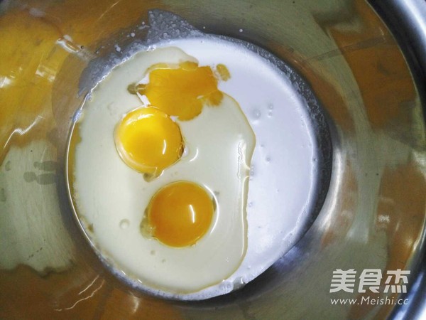 椰浆戚风蛋糕的做法步骤：1