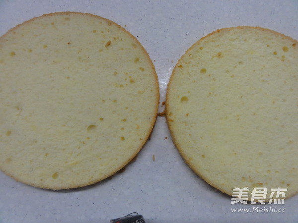 草莓慕斯蛋糕的做法步骤：1
