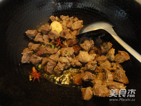 胡萝卜土豆炖牛肉的做法步骤：3