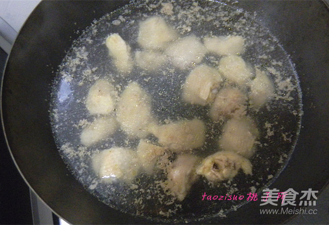 香菇烧鸡翅的做法步骤:3