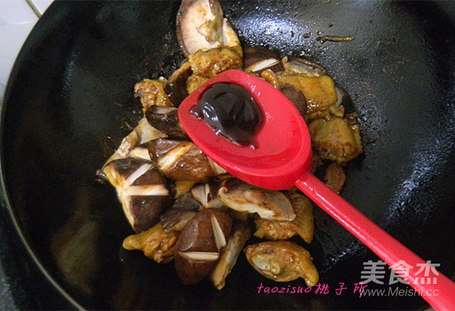 香菇烧鸡翅的做法步骤:7