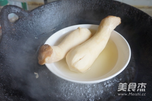 手撕杏鲍菇的做法步骤：1