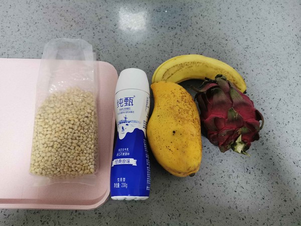 松子酸奶水果捞的做法步骤：1