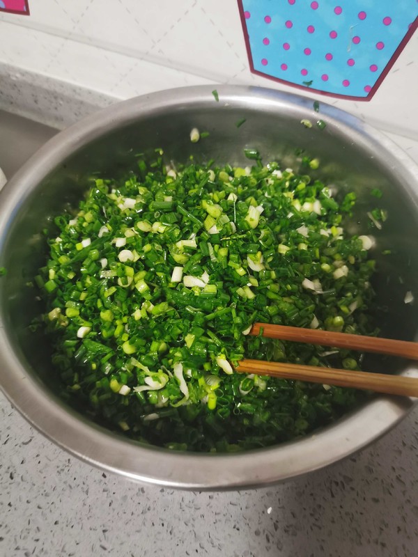 小葱鸡蛋包子的做法步骤:2