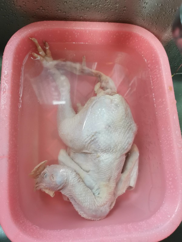 黄芪当归土鸡汤的做法步骤：1