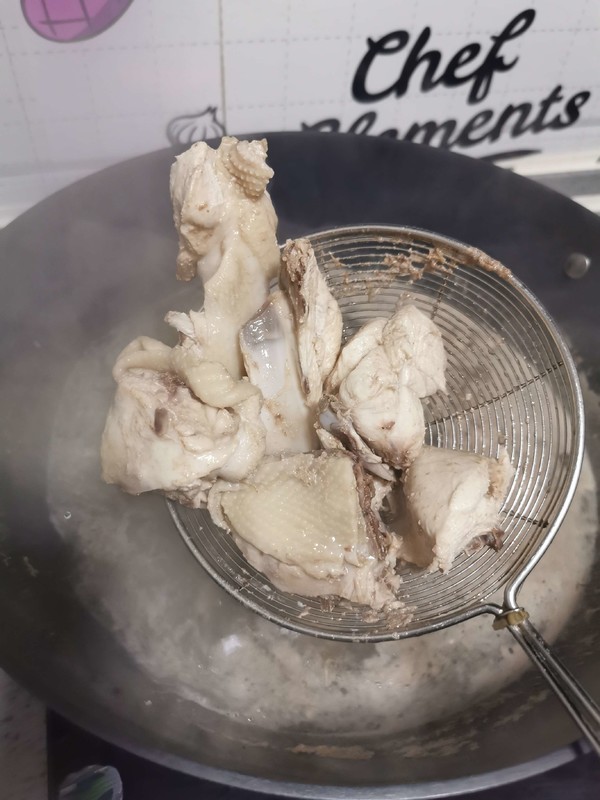 黄芪当归土鸡汤的做法步骤:2