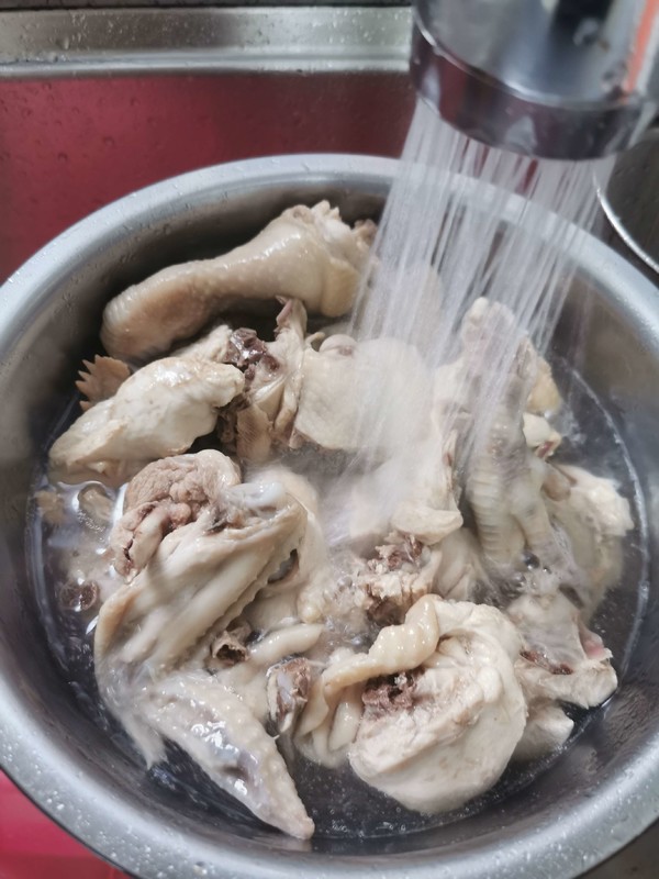 黄芪当归土鸡汤的做法步骤:3