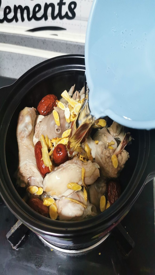 黄芪当归土鸡汤的做法步骤:4
