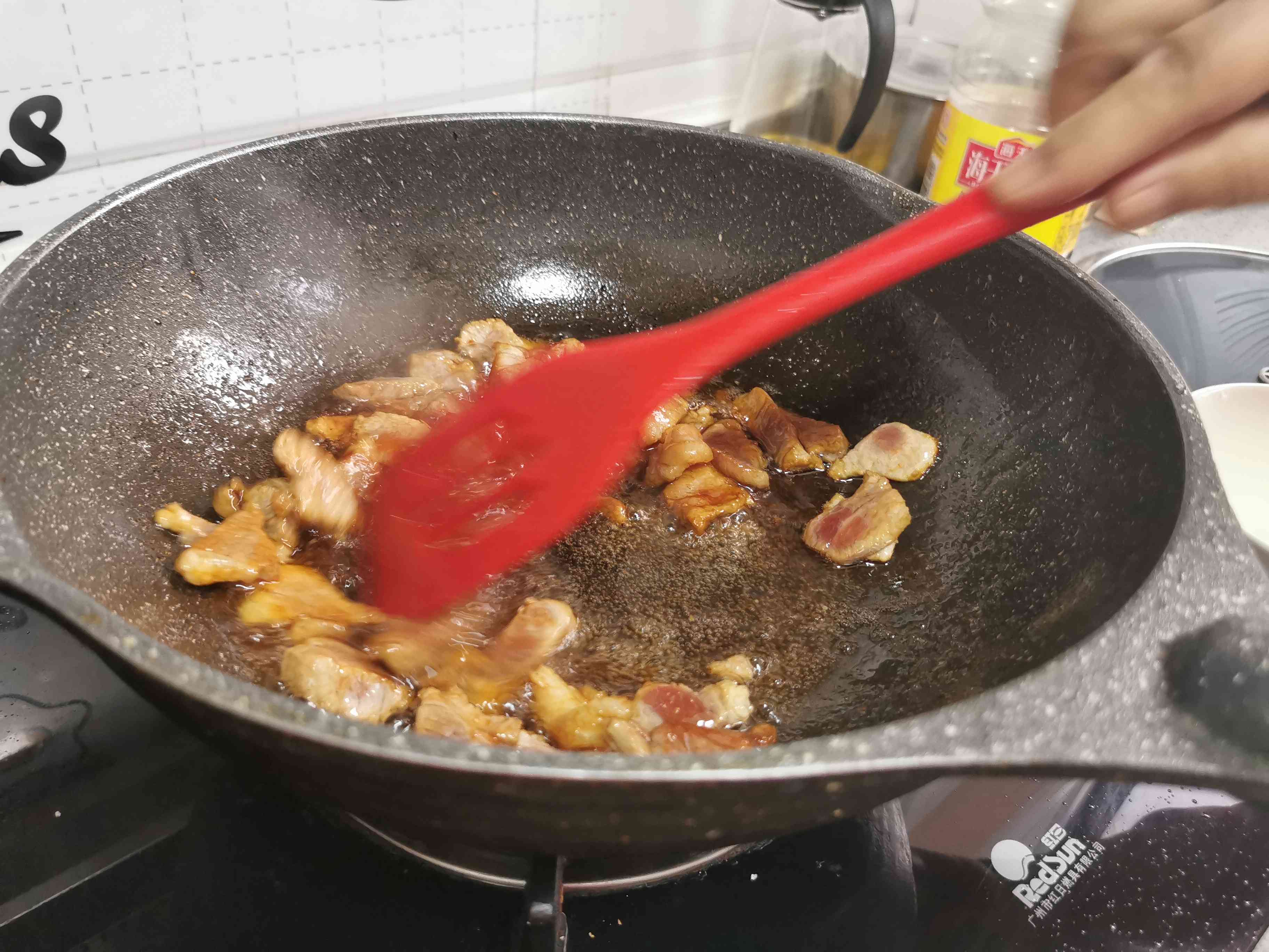 猪肉白菜炖粉条的做法步骤:2