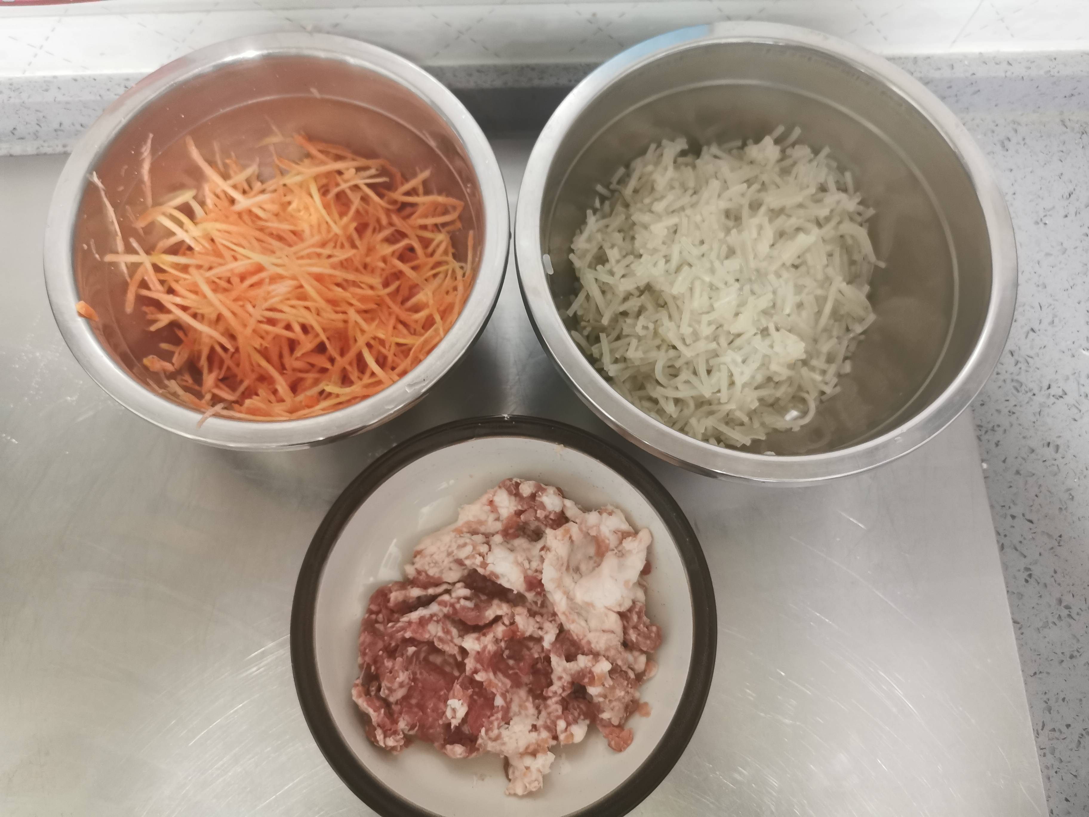 红萝卜粉条肉包子的做法步骤:3