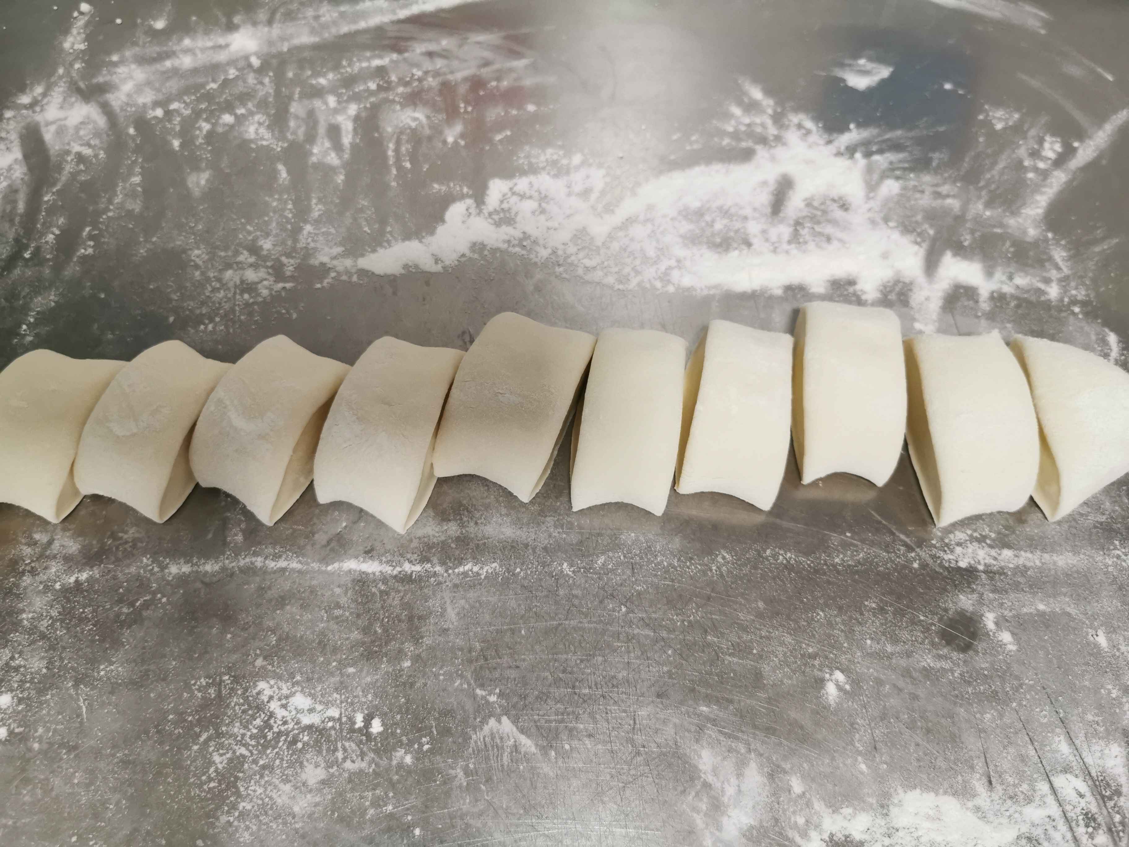 红萝卜粉条肉包子的做法步骤:11