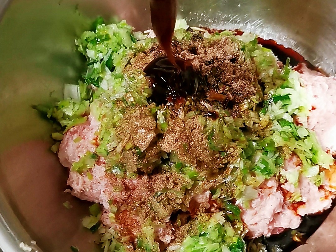 手把手教你从和面、调馅到出锅,让你把饺子做成吃不起的样子的做法步骤:3