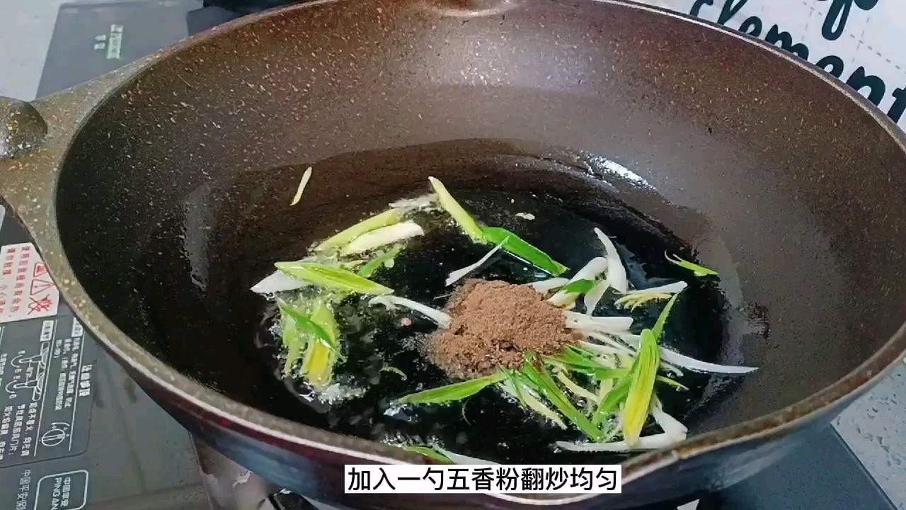 谁说炒土豆丝一定要放醋，我们今天炒个五香土豆丝的做法步骤：3