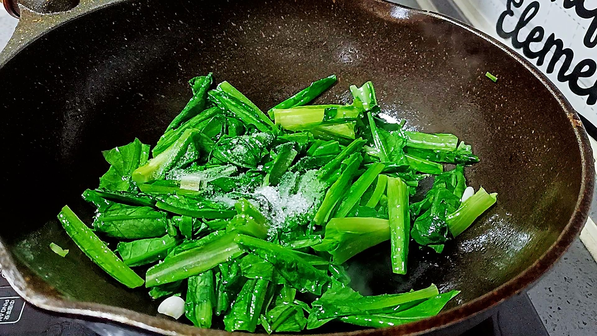 爽口清甜的油麦菜，一定要爆炒，记得加点糖提味哦！的做法步骤：5