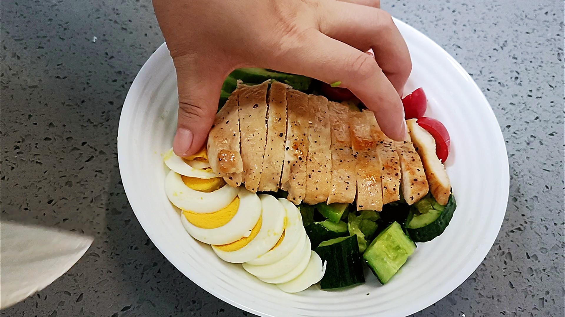 我减脂期最喜欢吃的鸡胸肉蔬菜沙拉，绝对低脂饱腹又好吃的做法步骤：8