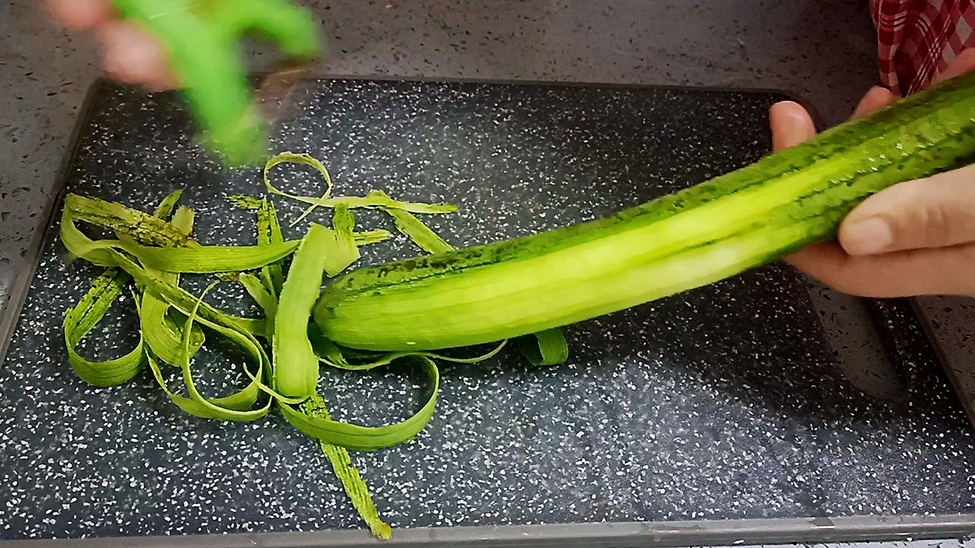 清淡爽口的凉拌丝瓜，好吃不长肉的做法步骤：1