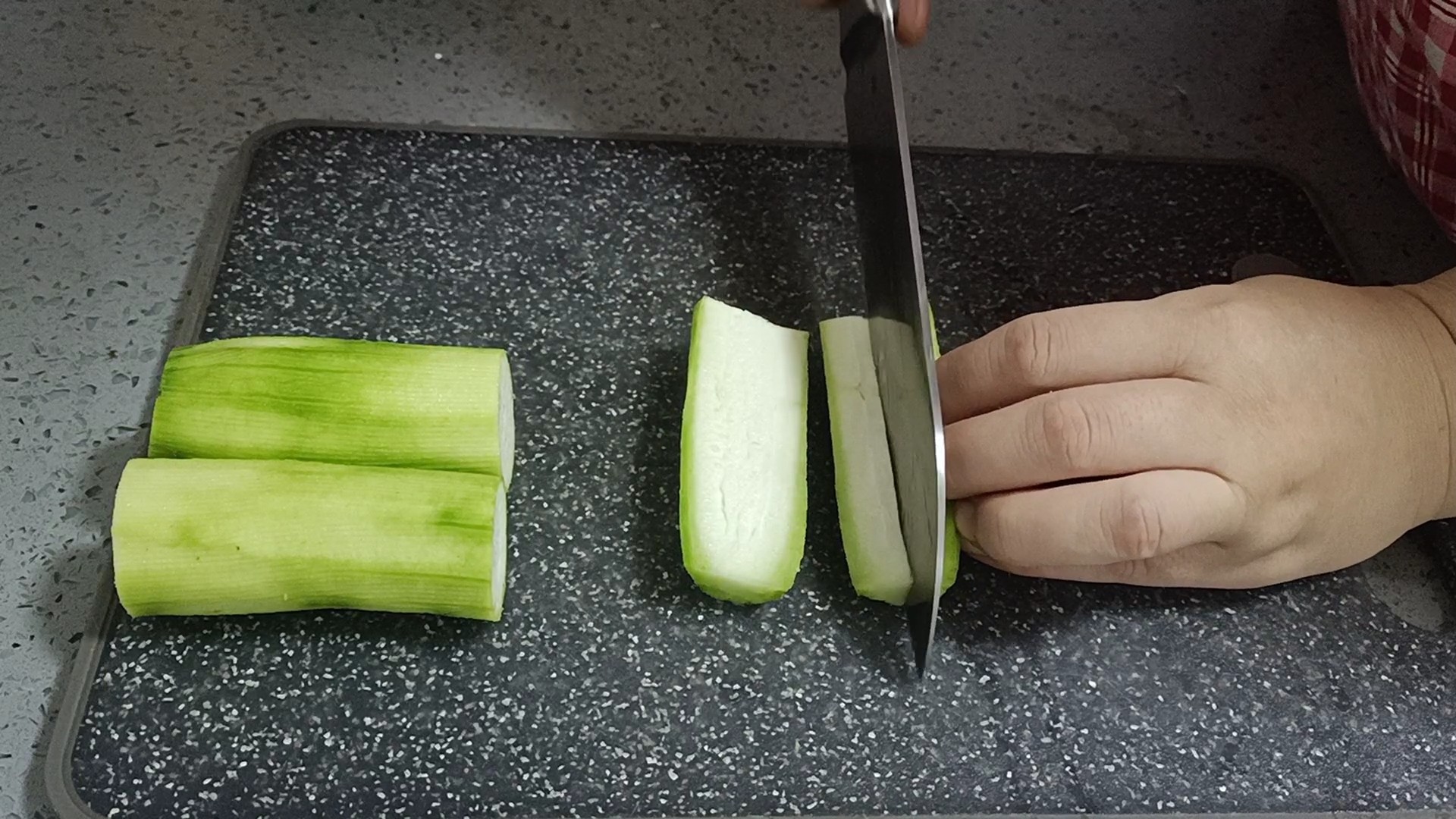 清淡爽口的凉拌丝瓜，好吃不长肉的做法步骤：2