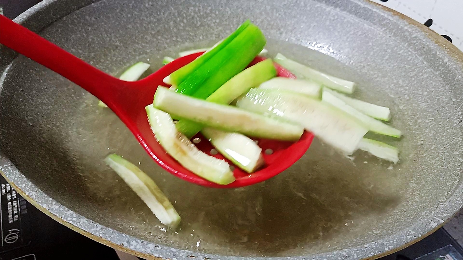 清淡爽口的凉拌丝瓜，好吃不长肉的做法步骤：5