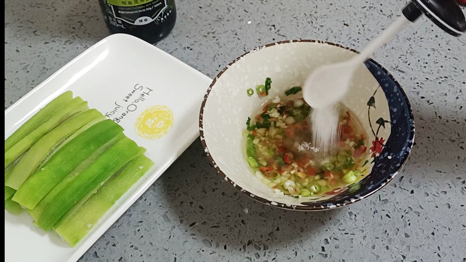 清淡爽口的凉拌丝瓜，好吃不长肉的做法步骤：9