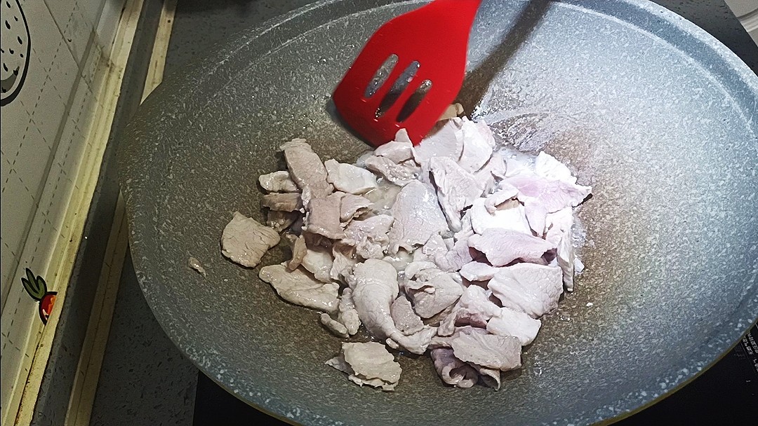 秋冬季节一定要吃的猪肉白菜炖粉条,一家老少都喜欢的做法步骤:2