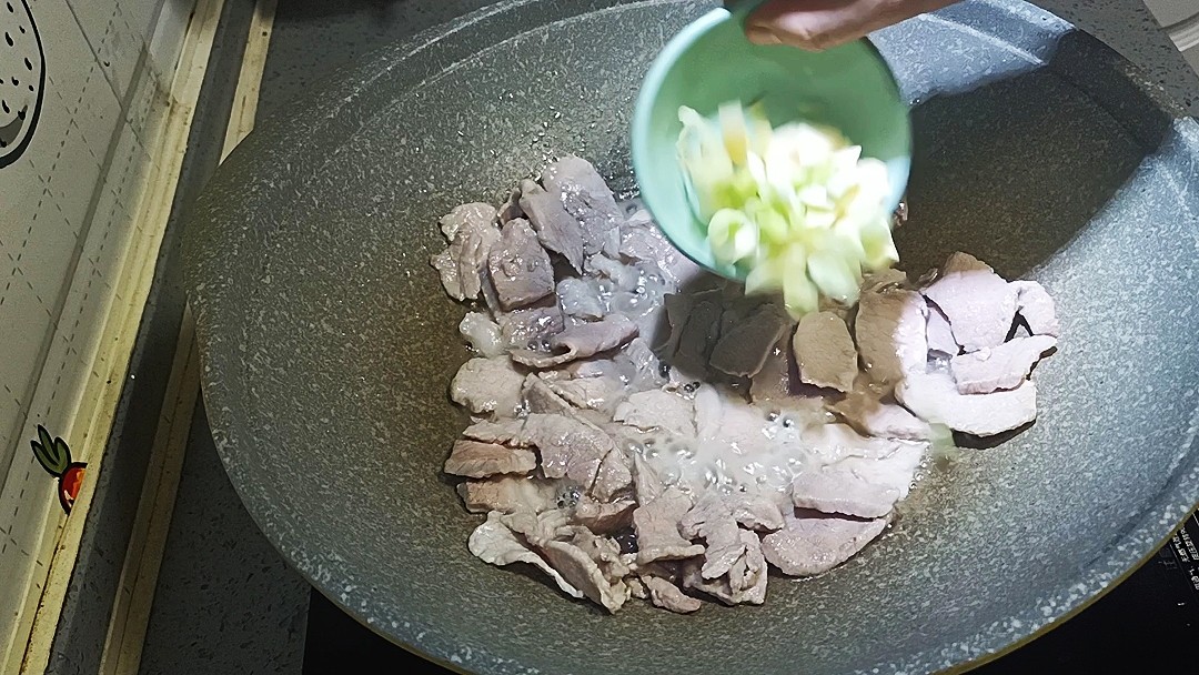 秋冬季节一定要吃的猪肉白菜炖粉条,一家老少都喜欢的做法步骤:3