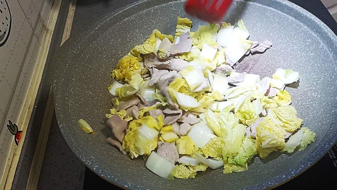 秋冬季节一定要吃的猪肉白菜炖粉条,一家老少都喜欢的做法步骤:4