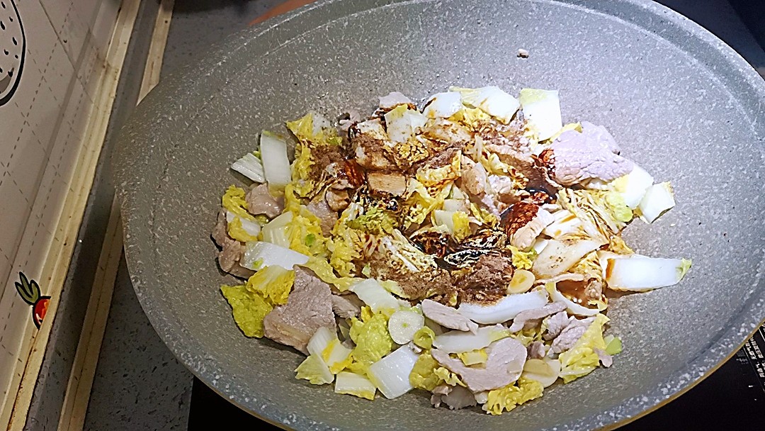 秋冬季节一定要吃的猪肉白菜炖粉条,一家老少都喜欢的做法步骤:5
