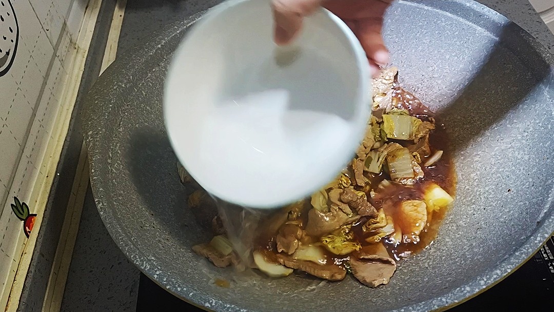 秋冬季节一定要吃的猪肉白菜炖粉条,一家老少都喜欢的做法步骤:6