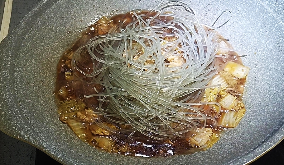 秋冬季节一定要吃的猪肉白菜炖粉条,一家老少都喜欢的做法步骤:8
