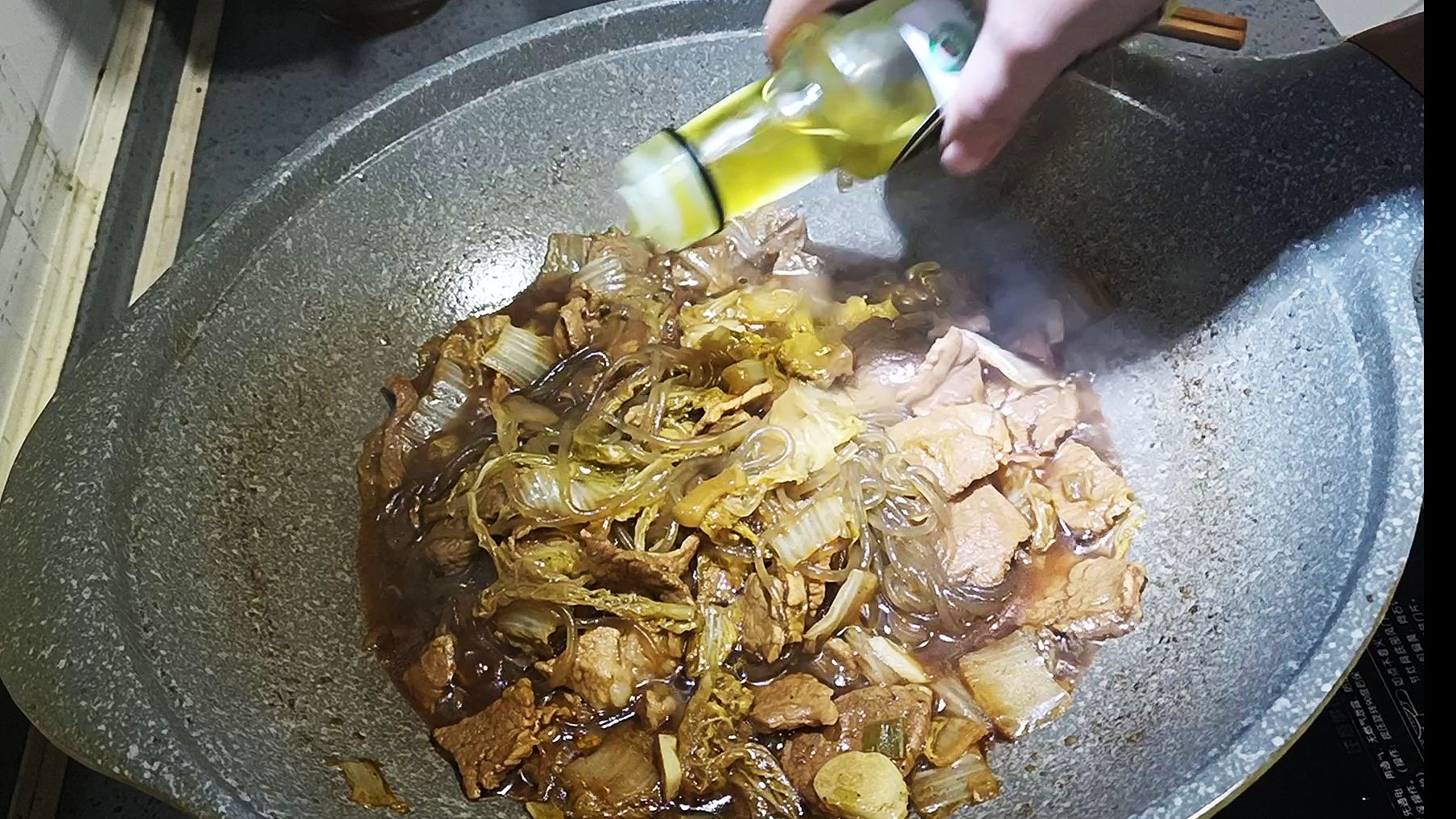 秋冬季节一定要吃的猪肉白菜炖粉条,一家老少都喜欢的做法步骤:10