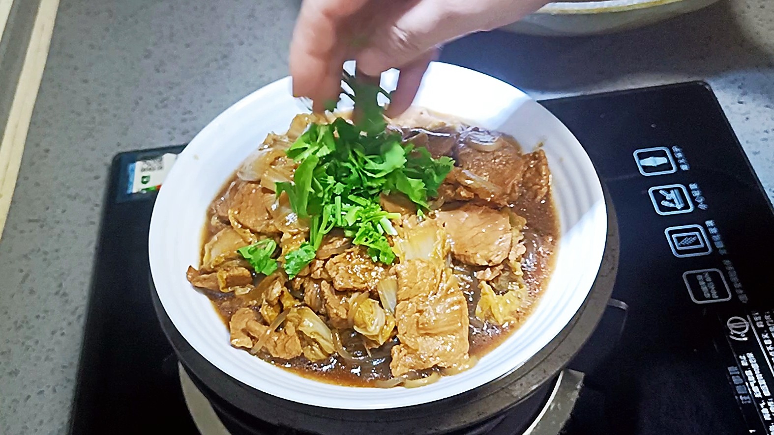 秋冬季节一定要吃的猪肉白菜炖粉条,一家老少都喜欢的做法步骤:11
