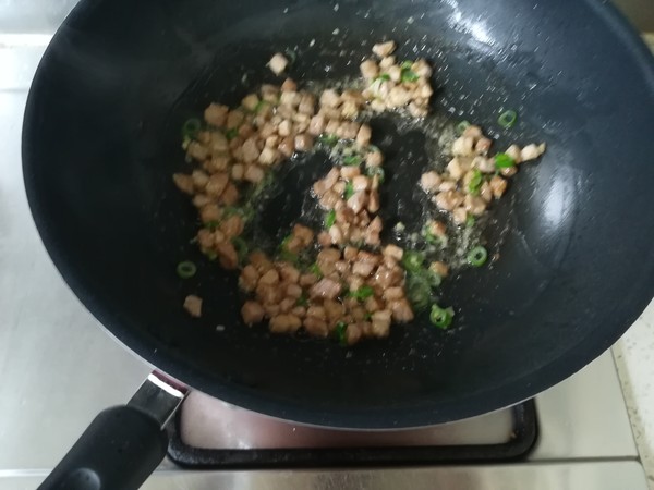 豌豆炒肉丁的做法步骤：4