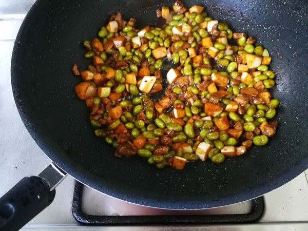 酱爆茭白毛豆肉丁的做法步骤：9