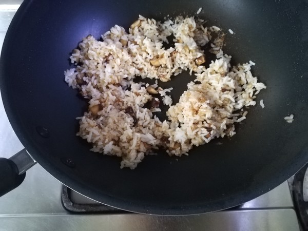 香菇腊肠炒饭的做法步骤：5