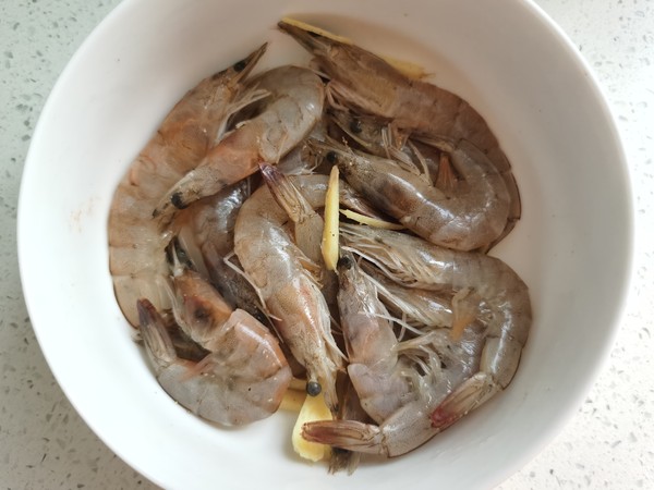 鲜虾丝瓜汤的做法步骤：1