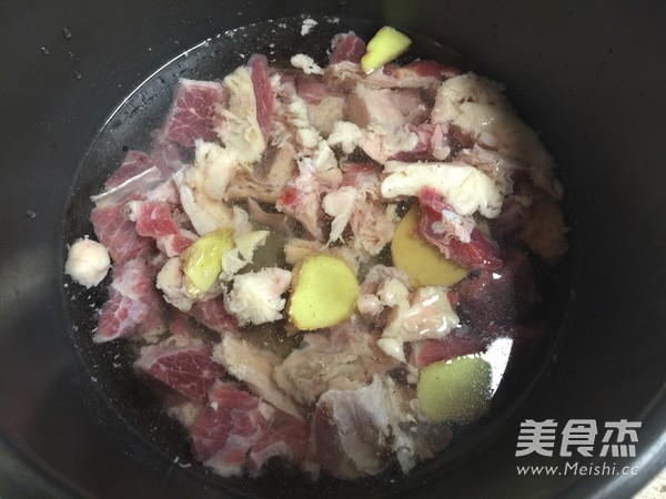 牛肉烧萝卜的做法步骤:2