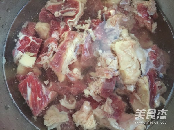 牛肉烧萝卜的做法步骤：1